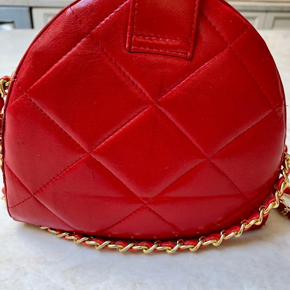 Vintage quilted crossbody w/chain strap. - Picture 5 of 7